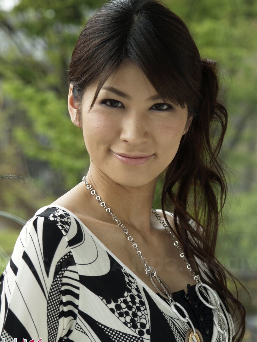 15P La adolescente japonesa Yuka Yamada, completamente vestida, muestra sus largas piernas con vestido y tacones