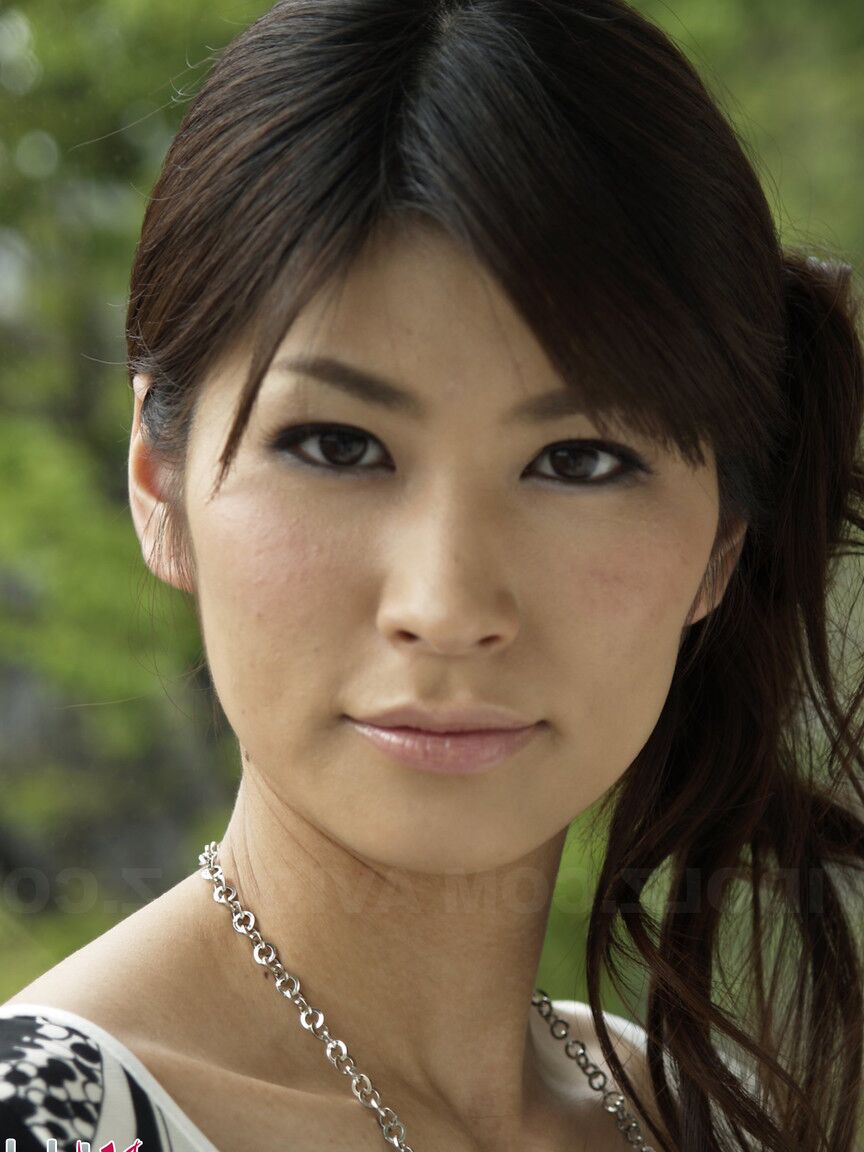 15P La adolescente japonesa Yuka Yamada, completamente vestida, muestra sus largas piernas con vestido y tacones