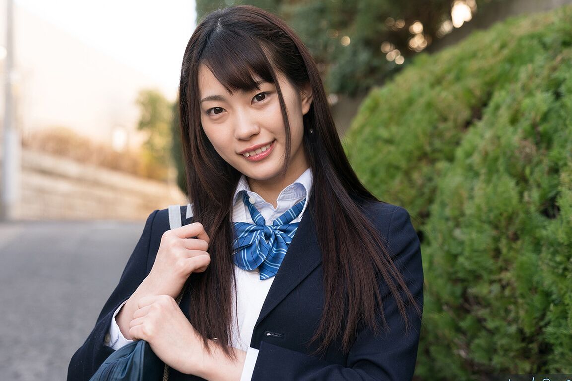16P Uma estudante japonesa mostra sua calcinha levantada antes de ficar só com as meias