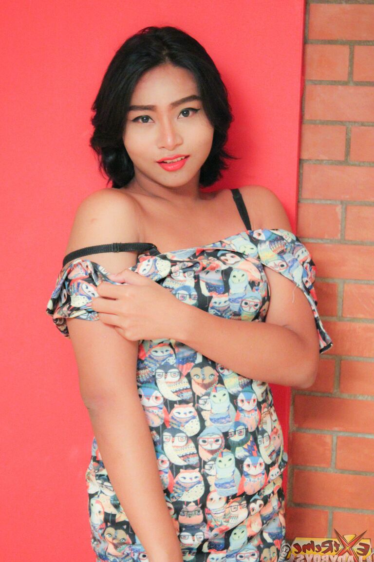 21P Travesti asiática gostosa Klean leva um soco no traseiro depois de se despir