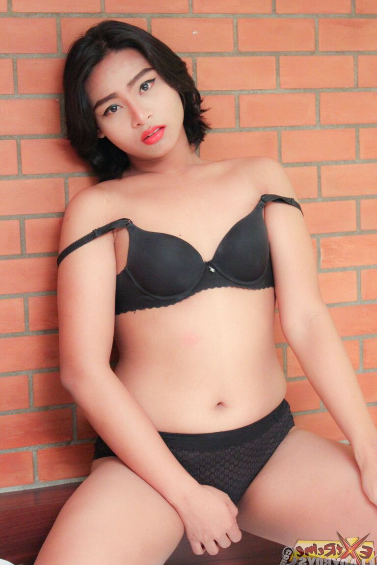 21P Travesti asiática gostosa Klean leva um soco no traseiro depois de se despir