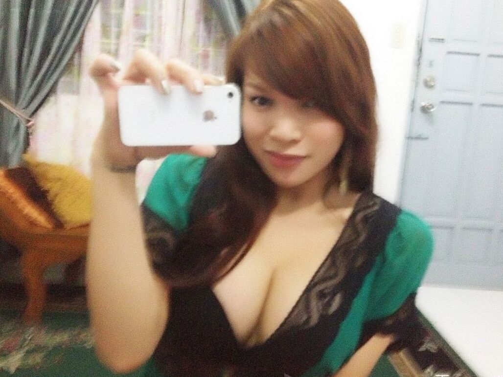 14P Uma linda TRANSGIRL asiática tirando fotos pornôs no espelho
