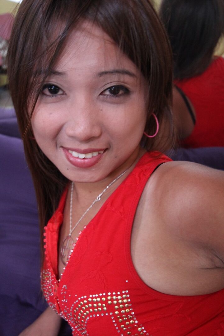 15P: Eine zierliche Filipina mit hübschem Gesicht feiert Premiere als Aktmodel