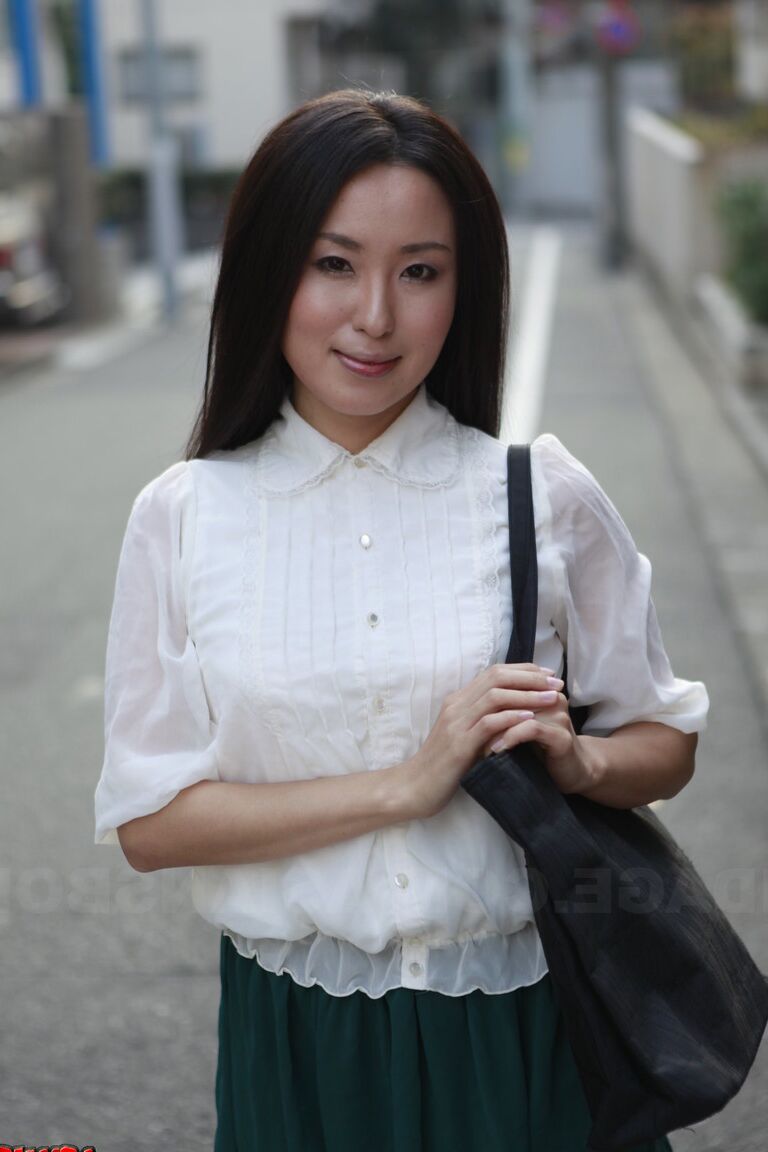 15P A estudante japonesa Anna Sakura faz uma pausa na rua para exibir sua beleza gostosa