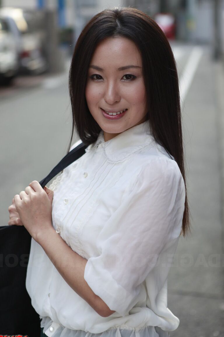 15P A estudante japonesa Anna Sakura faz uma pausa na rua para exibir sua beleza gostosa