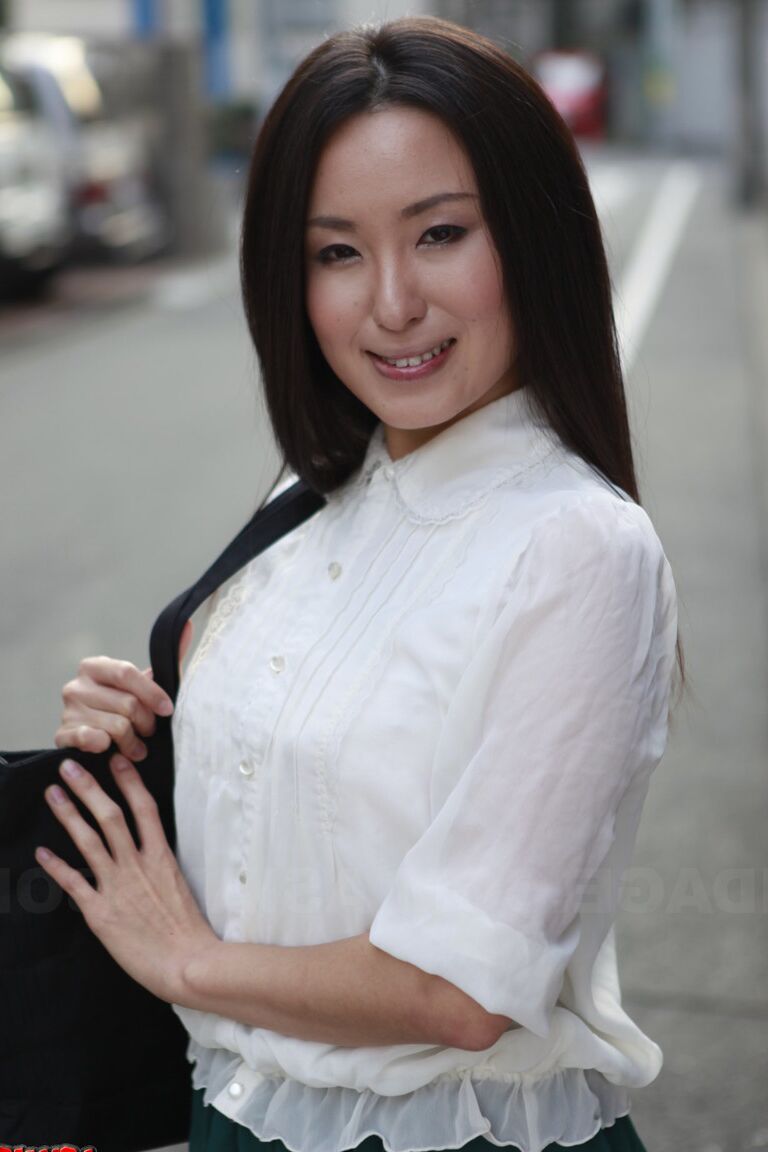 15P A estudante japonesa Anna Sakura faz uma pausa na rua para exibir sua beleza gostosa