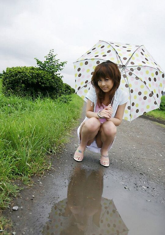 16P La agradable adolescente japonesa Sakurako expone las bragas bajo la falda en una acción sin desnudos