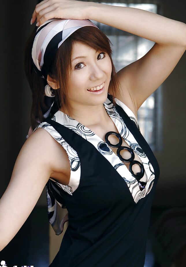 15P La impresionante asiática Yuma Asami descubriendo sus hermosas curvas