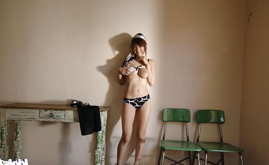 15P La impresionante asiática Yuma Asami descubriendo sus hermosas curvas