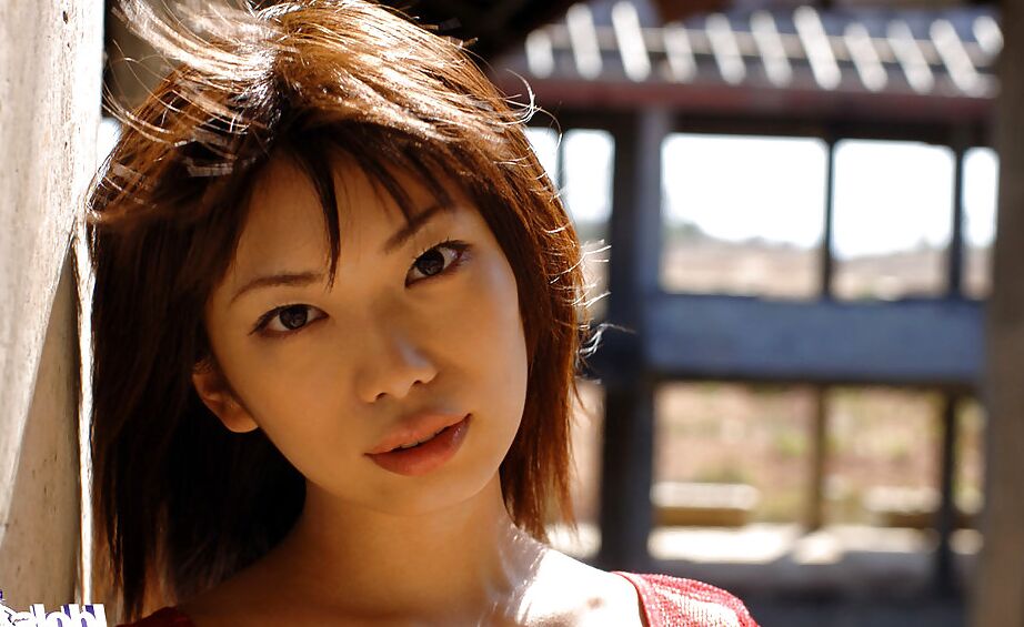 15P La impresionante alumna asiática Hikari Hino posa con solo un vestido rojo transparente