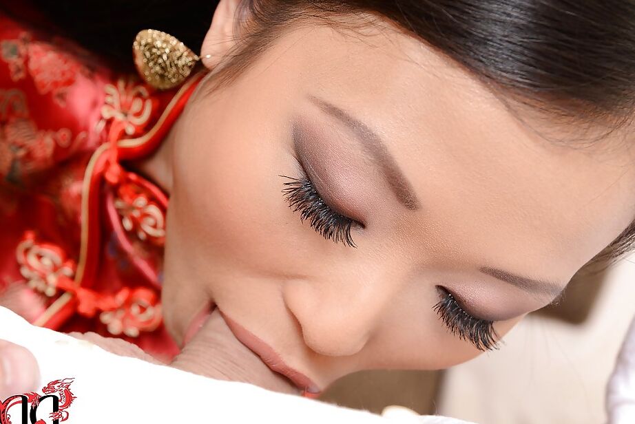 16P La superbe brune asiatique PussyKat lui présente une pipe inoubliable