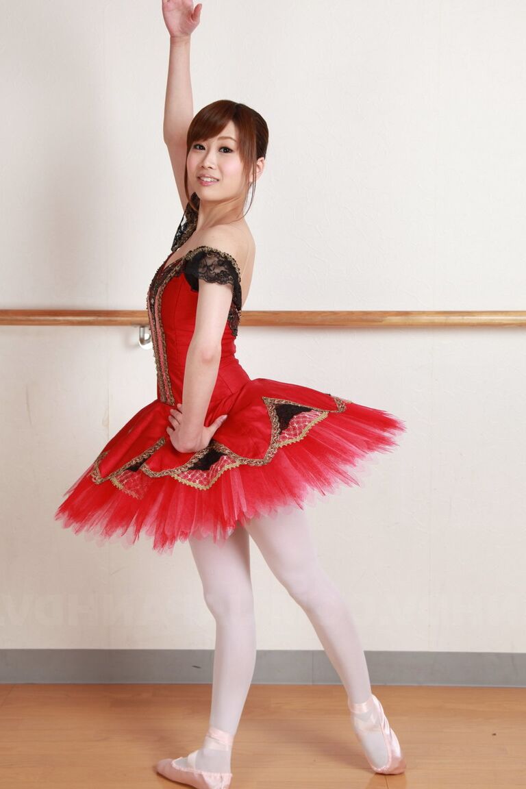 15P 巨乳日本人バレリーナ鈴木梨々花が練習でトップレスになる