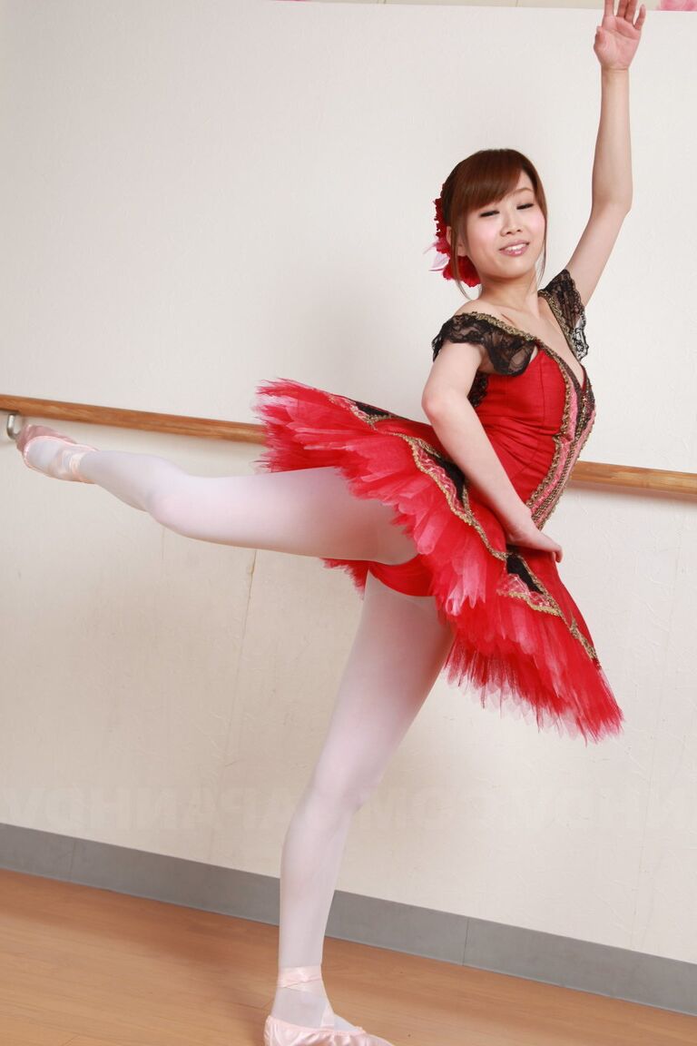 15P 巨乳日本人バレリーナ鈴木梨々花が練習でトップレスになる