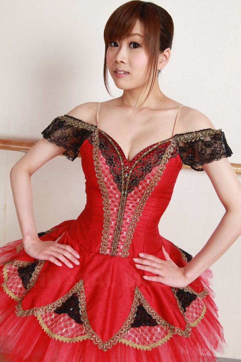 15P 巨乳日本人バレリーナ鈴木梨々花が練習でトップレスになる