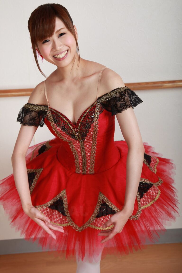 15P 巨乳日本人バレリーナ鈴木梨々花が練習でトップレスになる