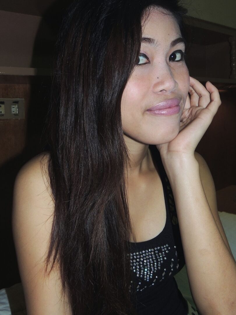 15P A jovem filipina Rhian se despe antes de fazer sexo com um estrangeiro