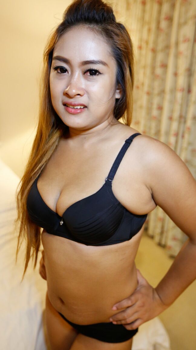 Das 19-jährige asiatische Escort-Babe Dammee lässt sich in einem Hotelzimmer ihre thailändische Vagina vollsahnen