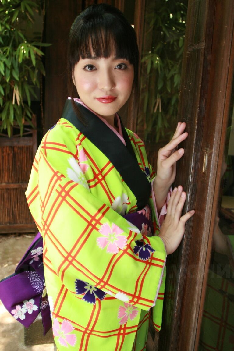 15P Dulce japonesa se sube el kimono