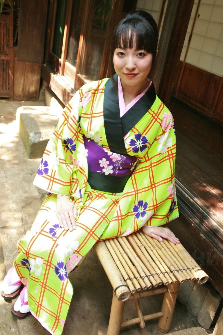 15P Dulce japonesa se sube el kimono