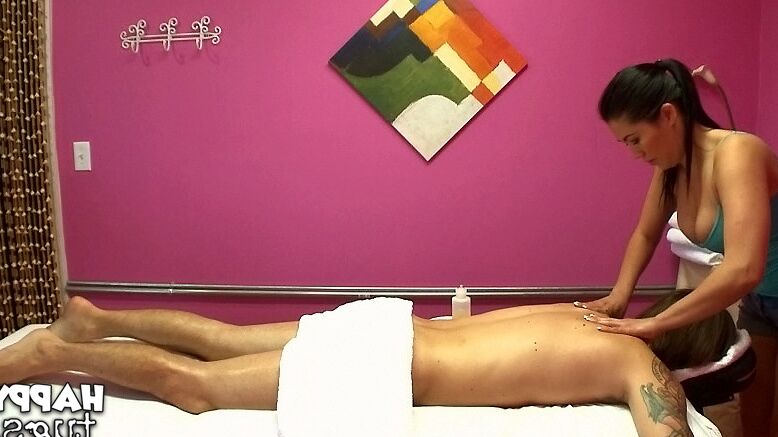 16P London Keys is doing a massage that includes some cock sucking
