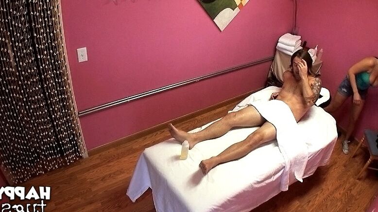 16P London Keys is doing a massage that includes some cock sucking