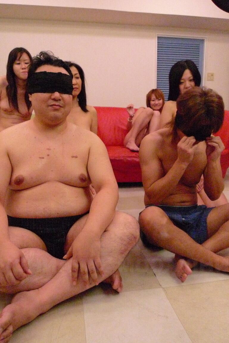 15P Esposas japonesas excitadas têm seus idiotas super peludos tocados no terapeuta sexual