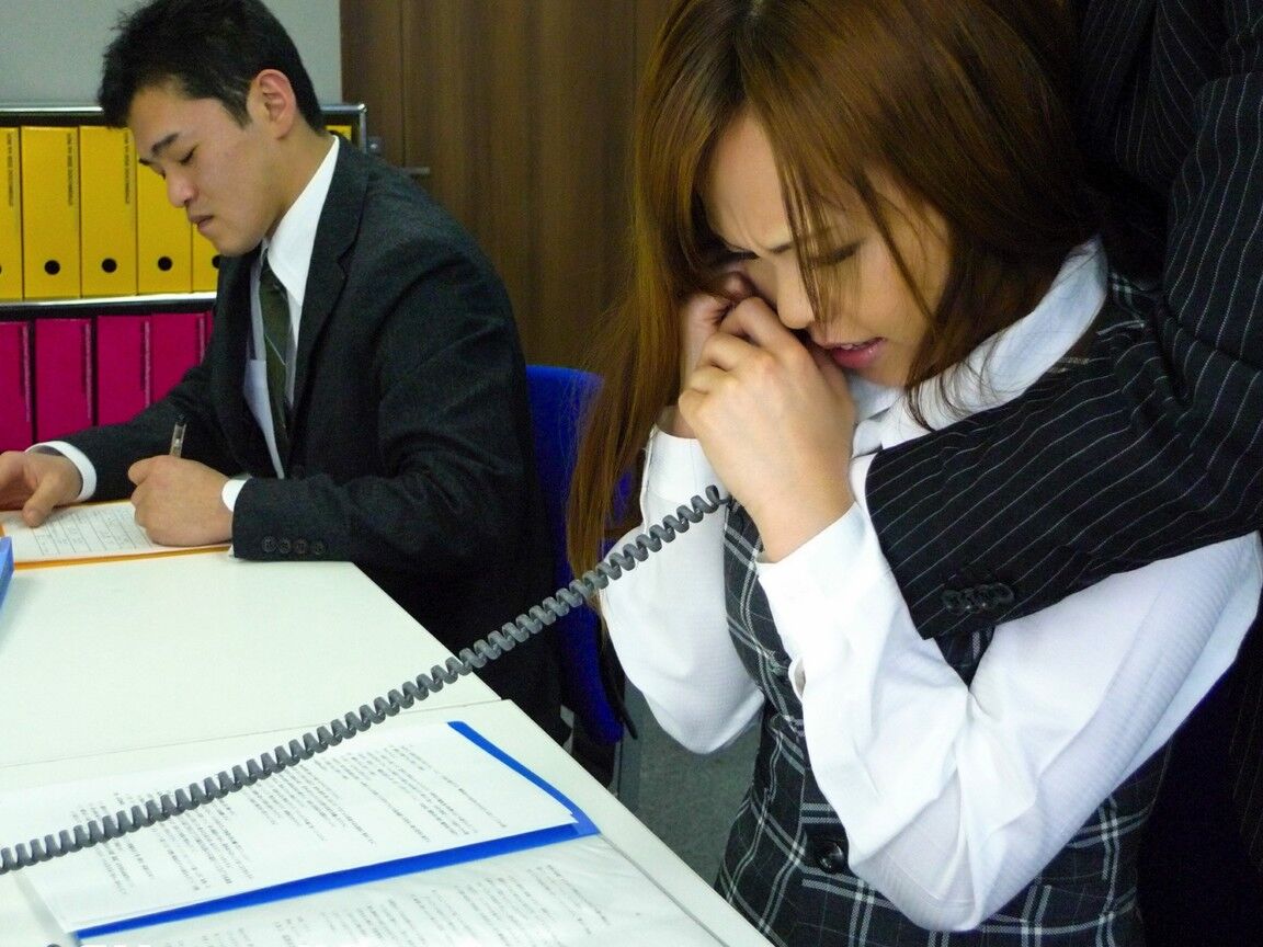 12P 赤毛の日本人秘書が職場でオナニーする前に痴漢される