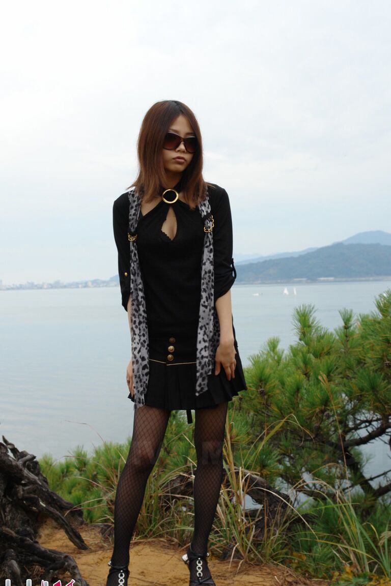 15P Japanese babe model Rena strips naked by the ocean in sunglasses