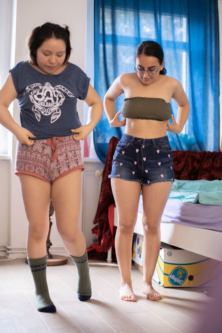 21P Adolescentes gordinhos com bucetas peludas Maylin e Yasmeena se vestem