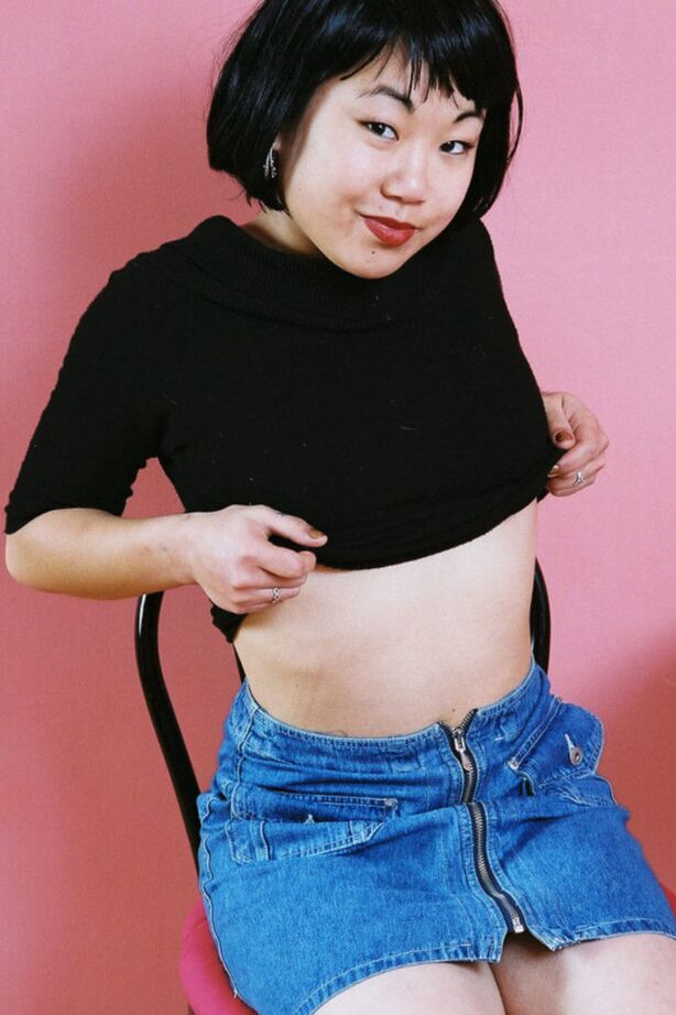 16P La amateur asiática Junko dobla los labios de su coño peludo después de quitarse la falda