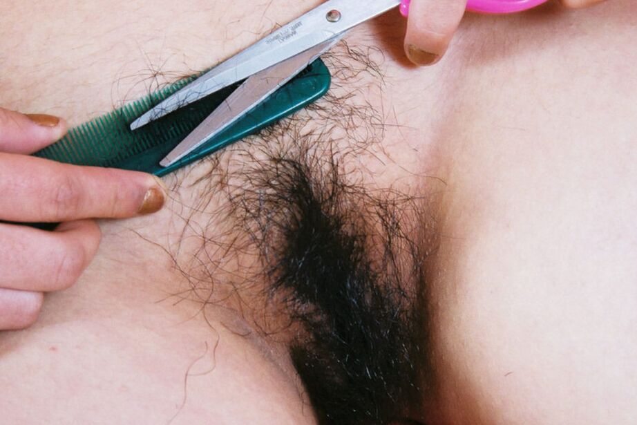 16P La amateur asiática Junko dobla los labios de su coño peludo después de quitarse la falda