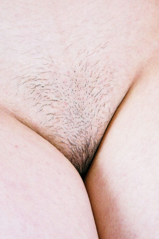 16P La amateur asiática Junko dobla los labios de su coño peludo después de quitarse la falda