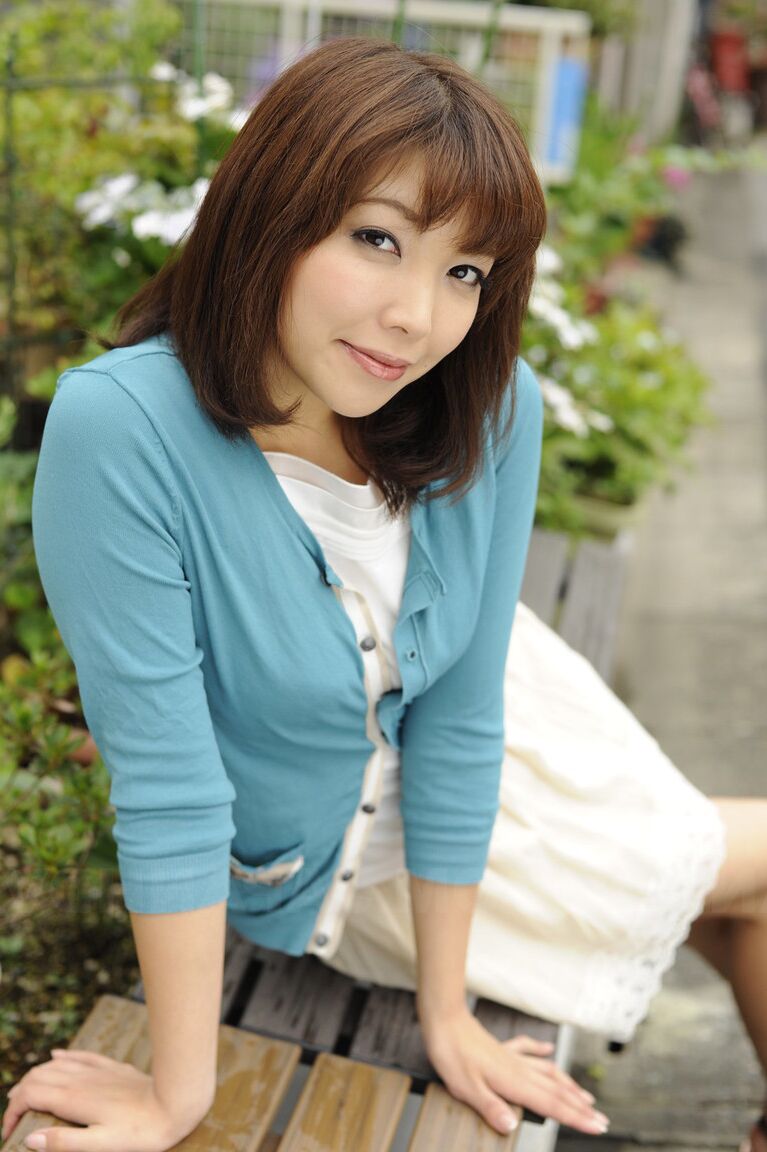 15P Modèles de filles japonaises chaudes non nues dans une jupe jusqu'aux cuisses dans la rue