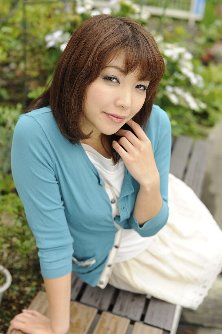 15P Modèles de filles japonaises chaudes non nues dans une jupe jusqu'aux cuisses dans la rue