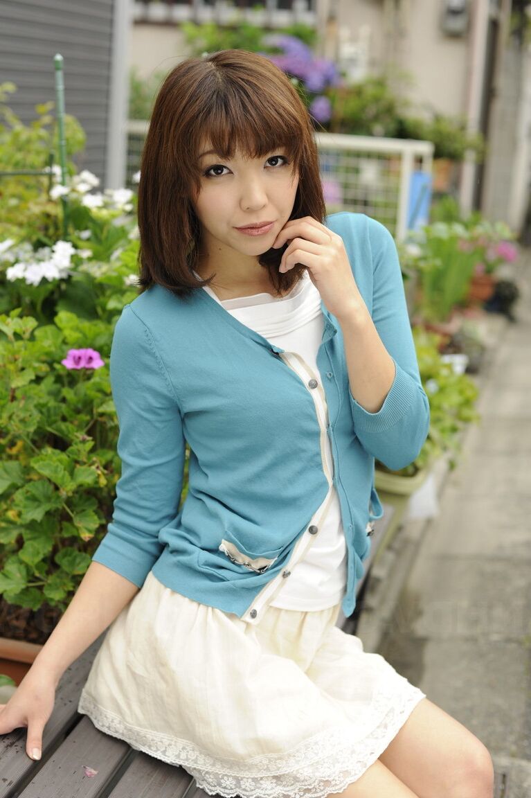 15P Modèles de filles japonaises chaudes non nues dans une jupe jusqu'aux cuisses dans la rue