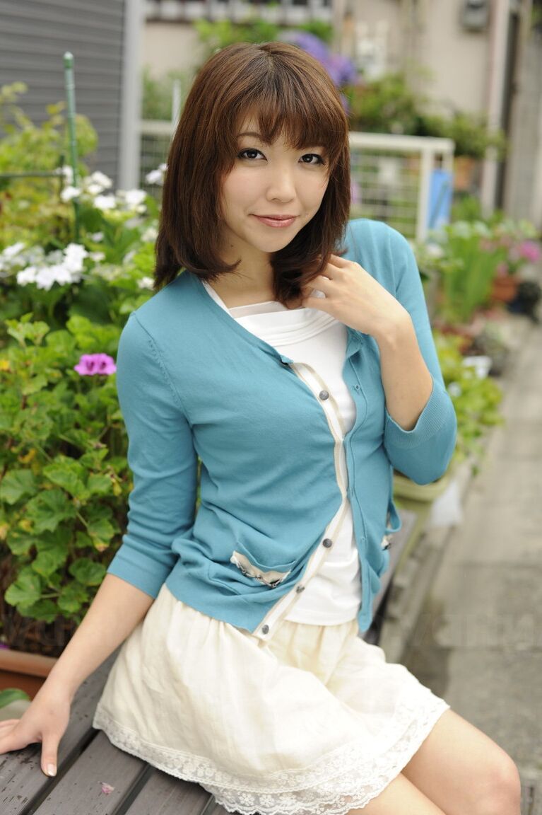 15P Modèles de filles japonaises chaudes non nues dans une jupe jusqu'aux cuisses dans la rue