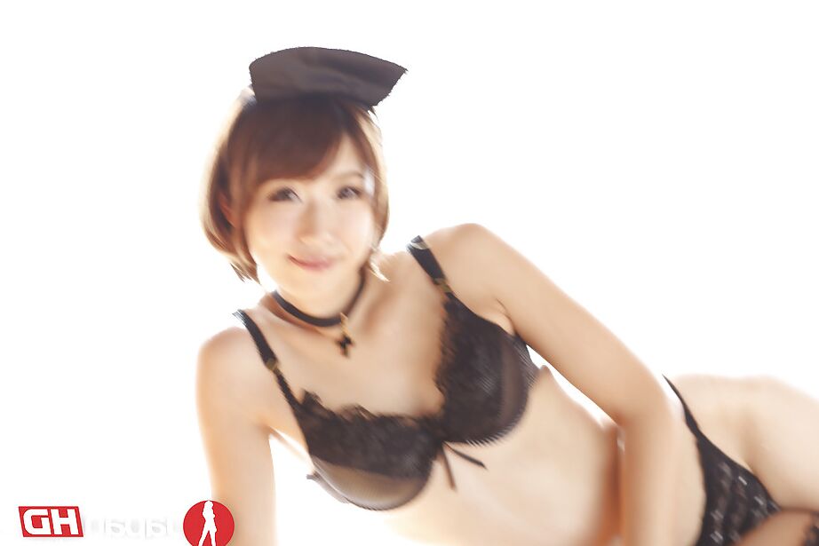 16P La pequeña asiática Seira Matsuoka se quita el uniforme de sirvienta para posar desnuda