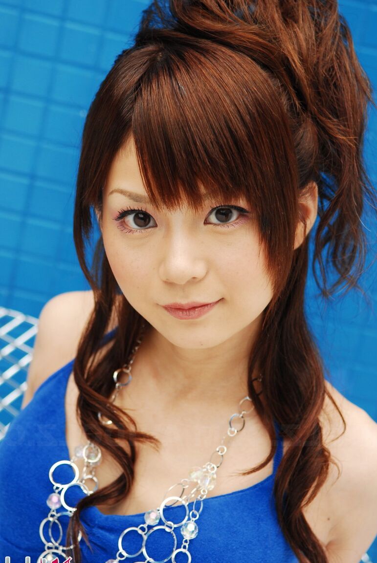 15P La joven japonesa Anna Watanabe modela no desnuda en pantalones cortos