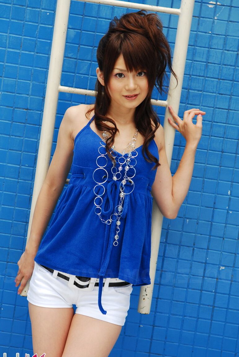 15P La joven japonesa Anna Watanabe modela no desnuda en pantalones cortos