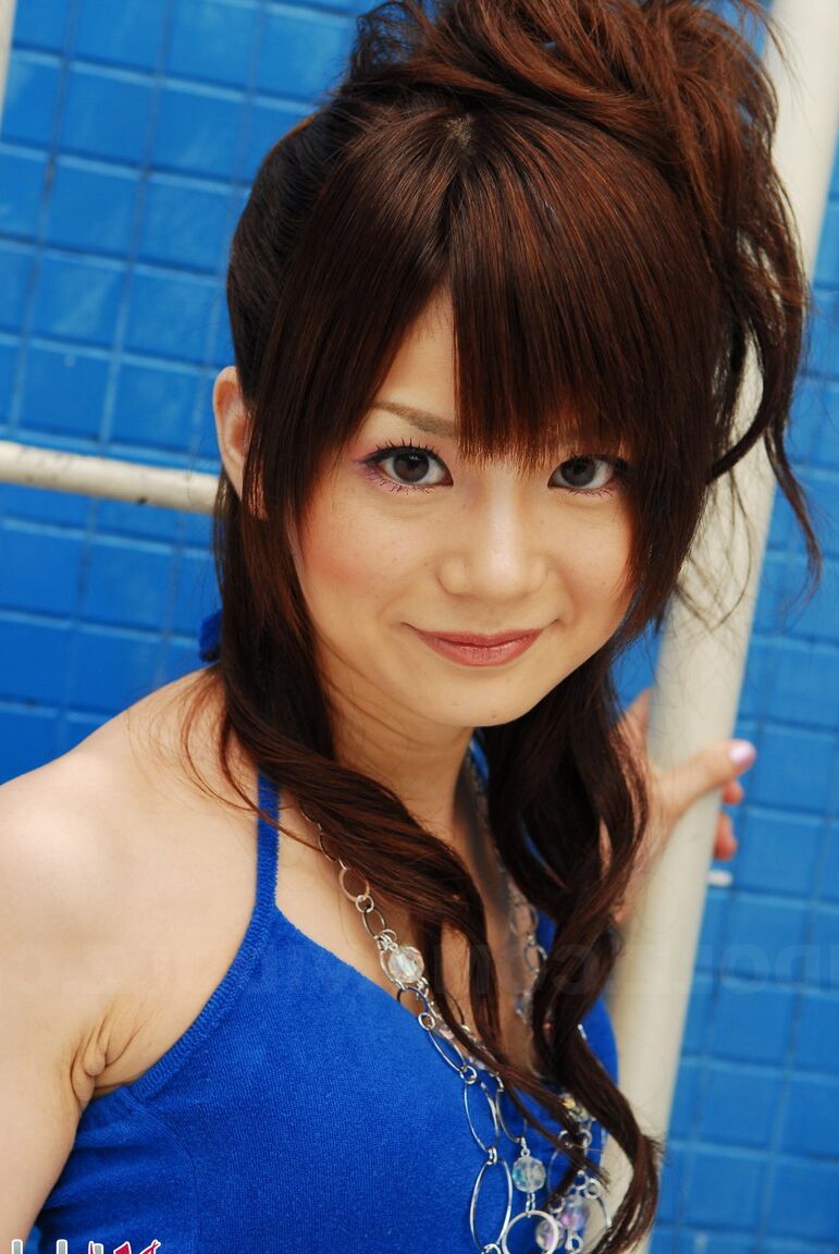 15P La joven japonesa Anna Watanabe modela no desnuda en pantalones cortos