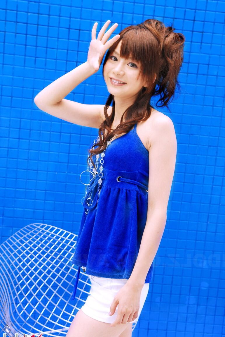 15P La joven japonesa Anna Watanabe modela no desnuda en pantalones cortos