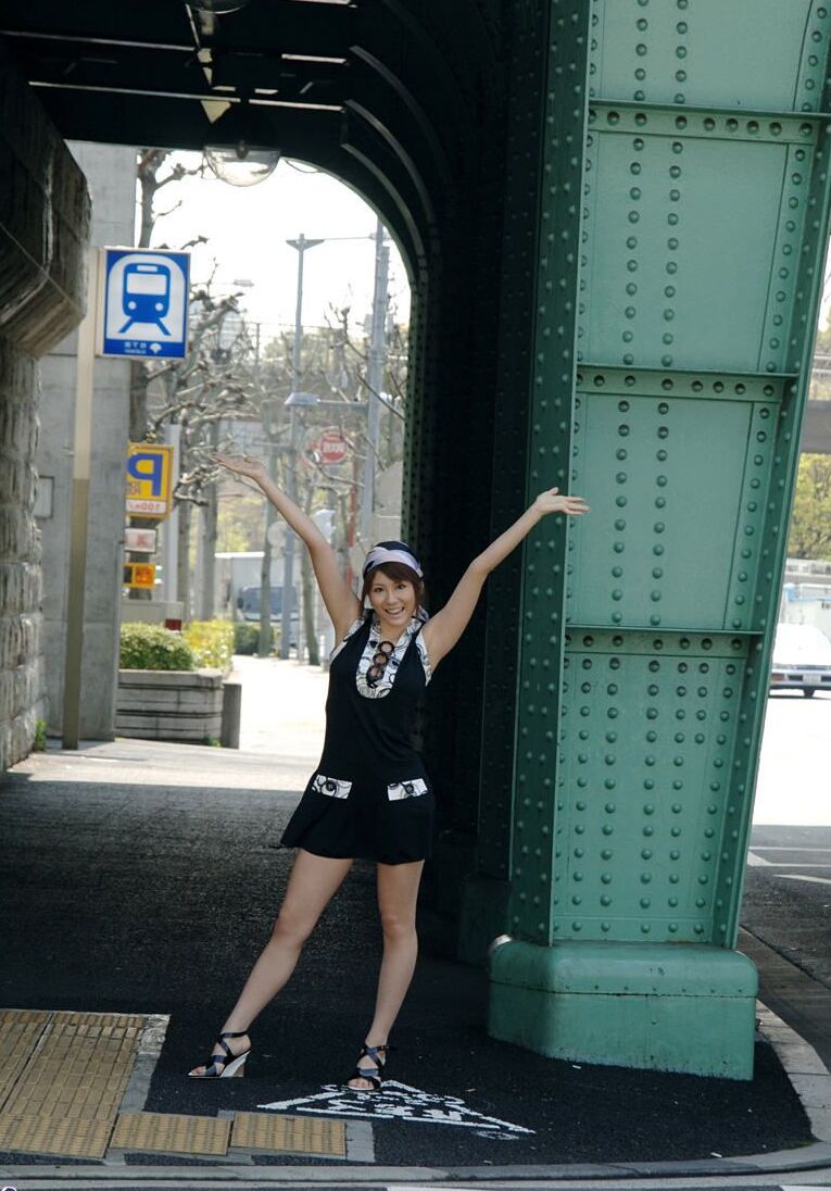 16P La chaude adolescente japonaise Yuma Asami lâche son superbe corps pendant une action en solo
