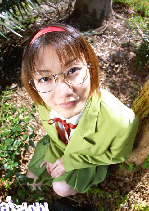 14P Une asiatique coquine à lunettes et en uniforme scolaire révélant ses seins