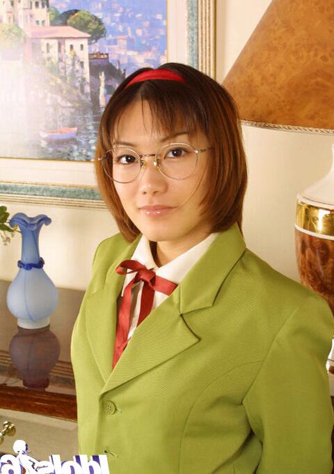 14P Une asiatique coquine à lunettes et en uniforme scolaire révélant ses seins