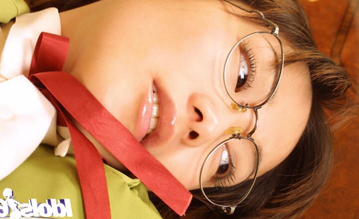 14P Une asiatique coquine à lunettes et en uniforme scolaire révélant ses seins