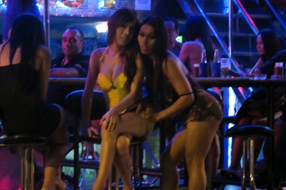 16P Travestis tailandesas exóticas deambulando por las calles públicas sin desnudos