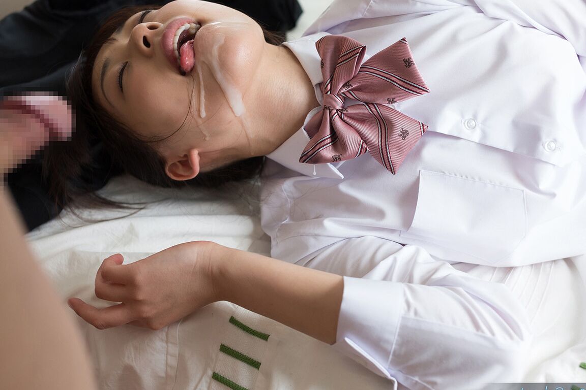 16P Colegiala japonesa se folla a su padrastro después de que este la pilla masturbándose