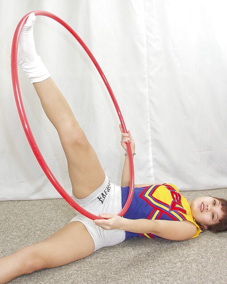 16P Sportliche asiatische Cheerleaderin neckt ihren saftigen Schlitz nach dem Training