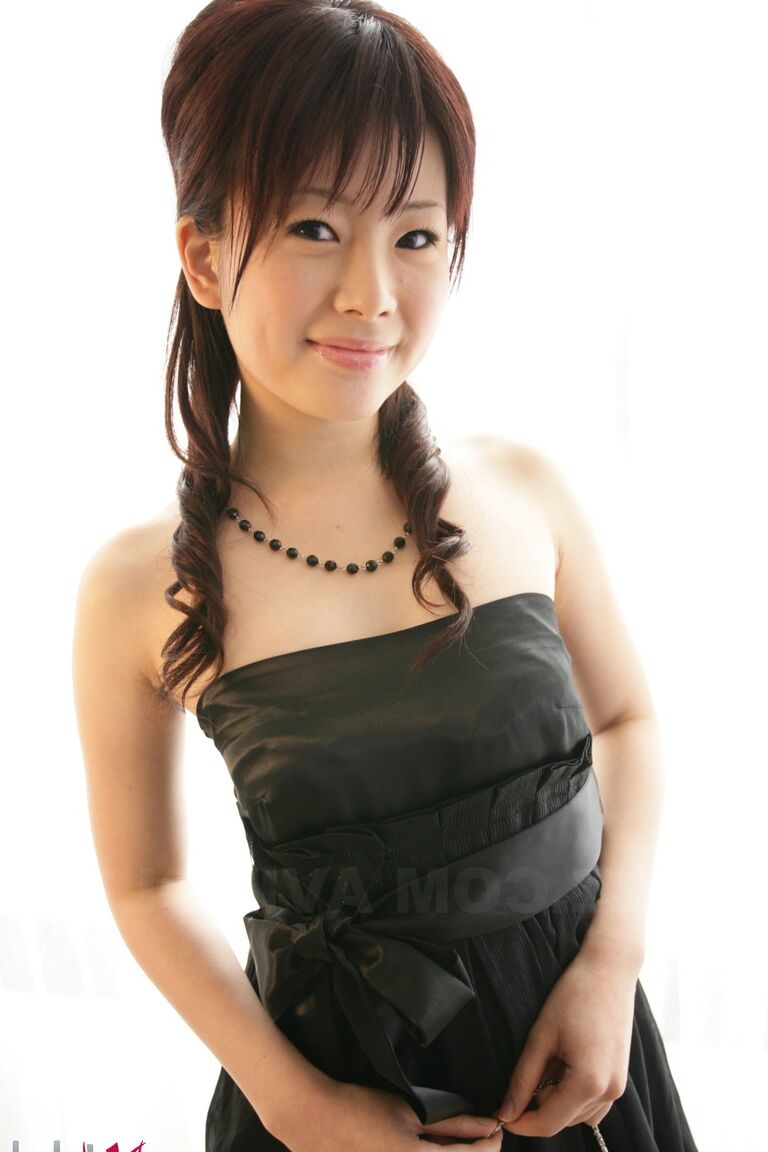 15P A adolescente japonesa Hina Kawamura descobre seus peitos minúsculos em um vestido preto