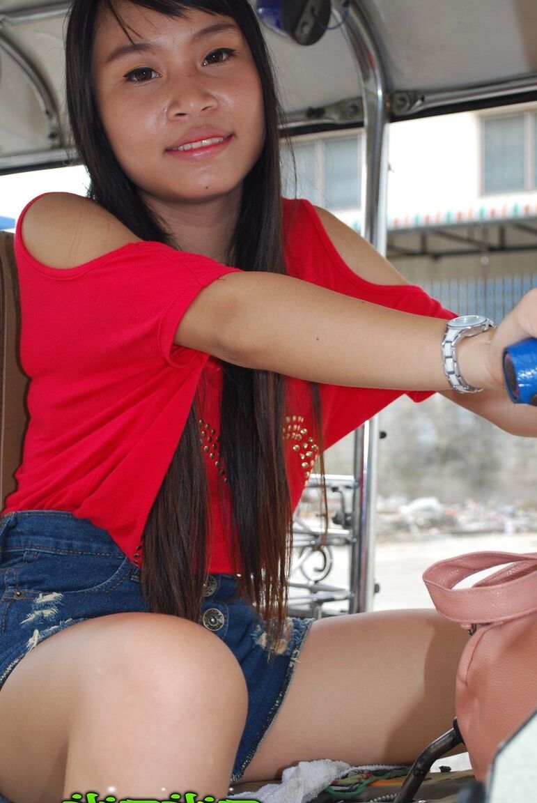 17P Hermosa adolescente asiática en sexys shorts de mezclilla es recogida en la calle